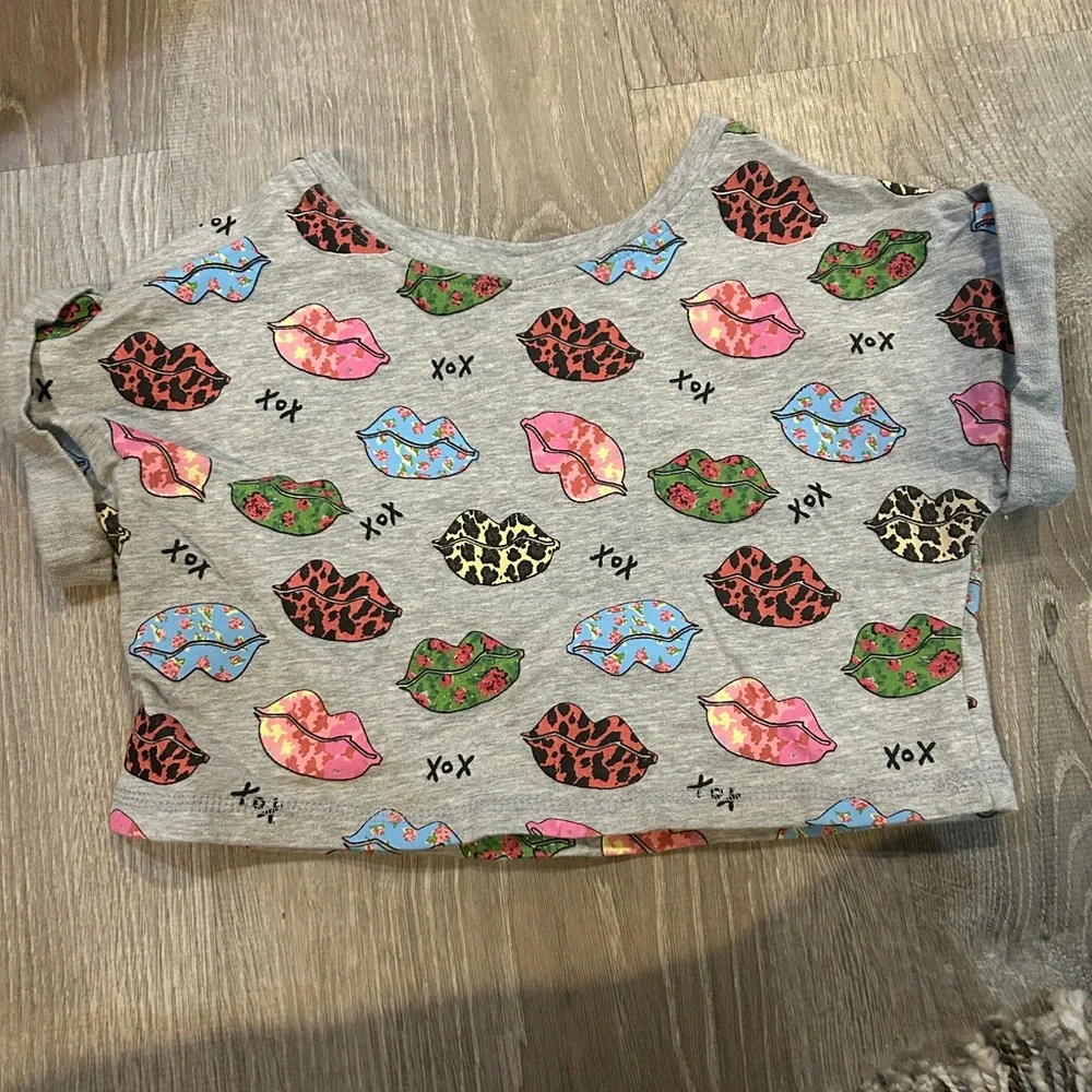The Children's Place Gray Top with Colorful Lips Design- girls size 10